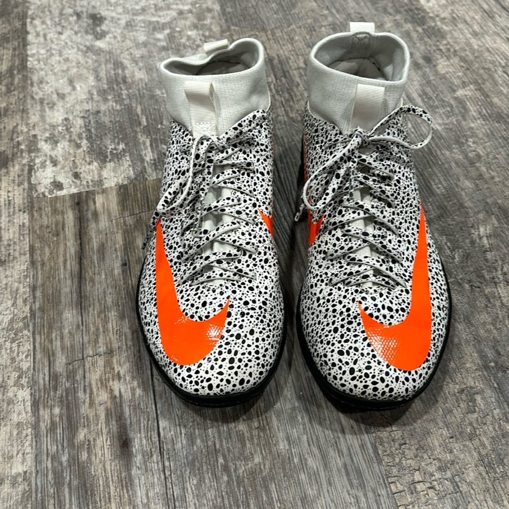 Nike Mercurial Superfly 7 Academy CR7 Junior IC- White Black Orange, size 4Y.